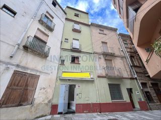 House  Calle pella i forgas. Casa en venta en la bisbal dempordà
