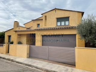 Xalet a Carrer jofre el pilós, 23 23. Chalet en venta en la bisbal demporda