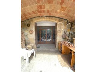 Casa a Carrer jaume ii 47. Masia en venta en la bisbal dempordà