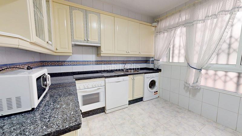 Foto 2a8e3d45-d29c-4a60-8be2-6ab08b84b1a3. Piso magnifica vivienda situada en pleno Centro de cordoba, con 5 dormitorios, 2 baños y terraza. en Córdoba