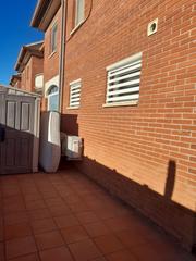 Maison jumelée à Abrera. Adosada esquinera  totalmente reformada muy soleada