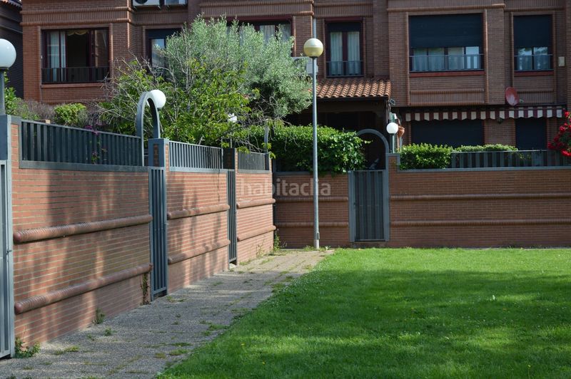Foto ecc951c8-b824-4bf8-a6ed-7692bef6691d. Casa adossada amb calefacció aparcament piscina a Logroño