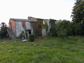Casa a Malpica de Bergantiños. Oportunidad en leiloio: casa para reformar con gran parcela