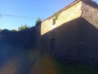 Masia a Malpica de Bergantiños. Terreno urbano con restos de una casa de piedra