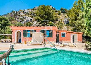 Rent House  Carrer del corb marí. Villa en alquiler de tres dormitorios en puerto de pollensa