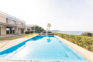 Casa a Son Ver. Villa de diseo en primera lnea de mar