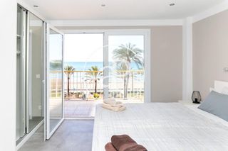 Pis  Carrer del llaüt. Piso renovado en venta en primera línea de la playa de palma con