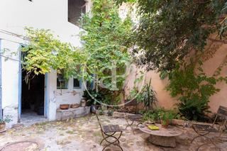 Casa  Carrer de pastor. Casa en venta de tres plantas con jardín en el corazón de sóller