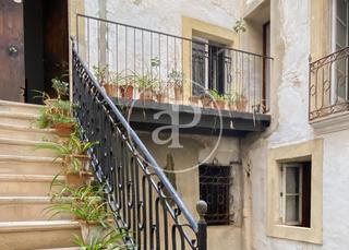 Casa  Carrer del sol. Casa con patio mallorqun en venta a reformar en la calatrava