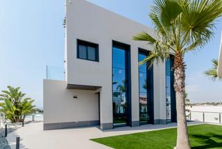 Chalet à Campoamor. Villa de obra nueva en dehesa de campoamor