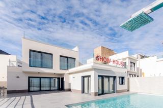 Chalet à San Miguel de Salinas. Esta vivienda es un lujo