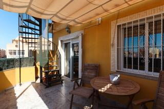 Penthouse in Zona Playa del Cura. Vive la experiencia costera perfecta: ático de 3 dormitorios con