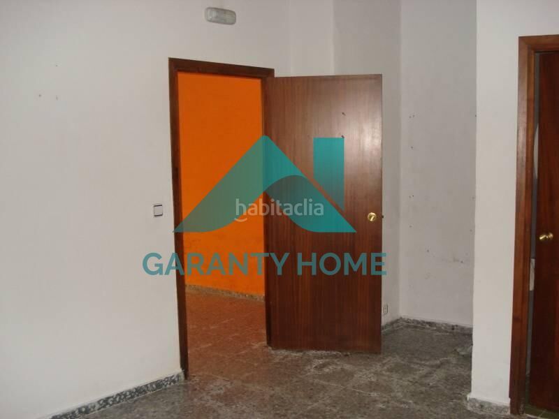 Foto 60dc742d-da57-4fb0-9a20-6b66547b999a. Alquiler local comercial se alquila local zona fratres en Cáceres