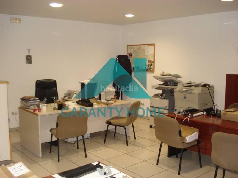 Foto cac84d17-7c44-416b-a0d5-ea18595f2333. Alquiler local comercial se alquila local zona fratres en Cáceres