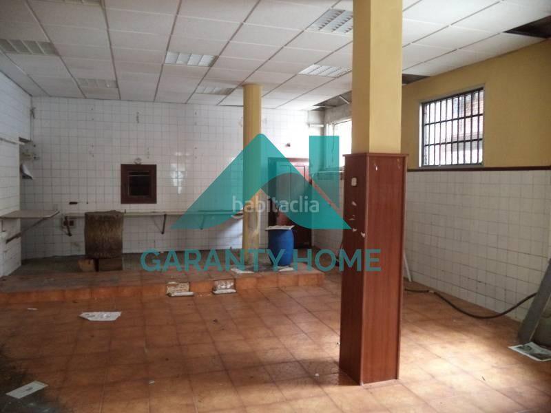 Foto e46e4940-0253-4b4b-8a48-28741d99ca09. Alquiler local comercial se alquila o se vende local comercial en zona colón amplio y versátil en Cáceres