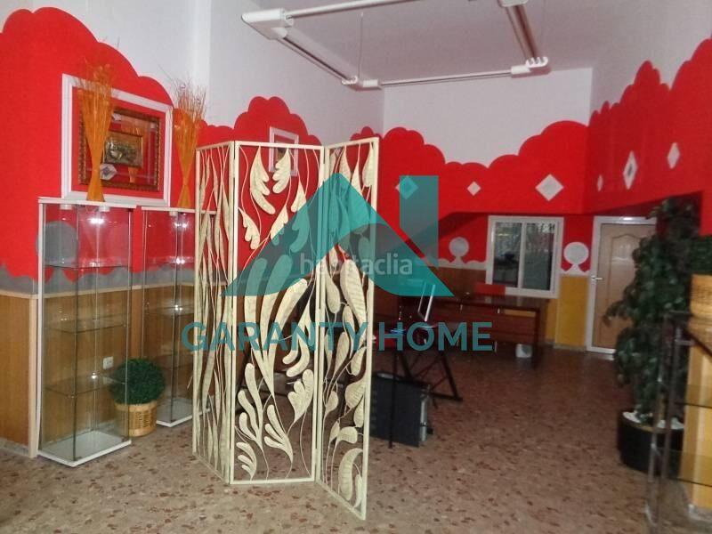 Foto cd2b67e7-a9bb-4c61-8dec-853cbb2ac612. Alquiler local comercial se alquila local comercial en zona centro en Cáceres