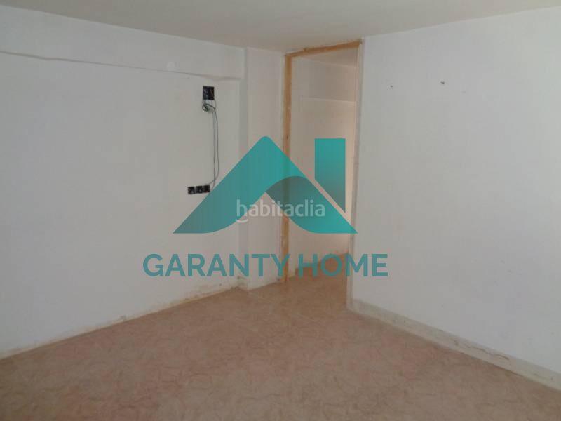 Foto dfbe2313-0777-401a-b3b9-5f0f934b440b. Alquiler local comercial se alquila local comercial en zona Centro en Cáceres