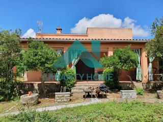 Chalet à Arroyo de la Luz. Se vende magnífico chalet con parcela en zona de las viñas