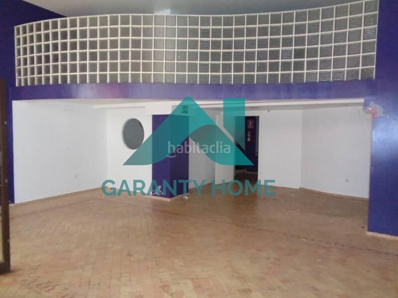 Foto c7d171ff-feb7-47fc-ab67-fb8ea1128ad2. Alquiler local comercial se alquila local comercial en zona canovas en Cáceres