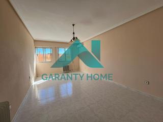 Rent Flat in Centro. Se alquila piso sin amueblar en zona fratres