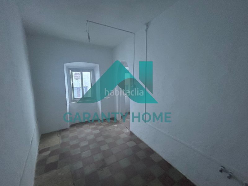 Foto eb89b9a7-5aa2-4b57-b44c-183f2fcbde8d. Casa se vende vivienda y local en zona pintores plaza mayor en Cáceres