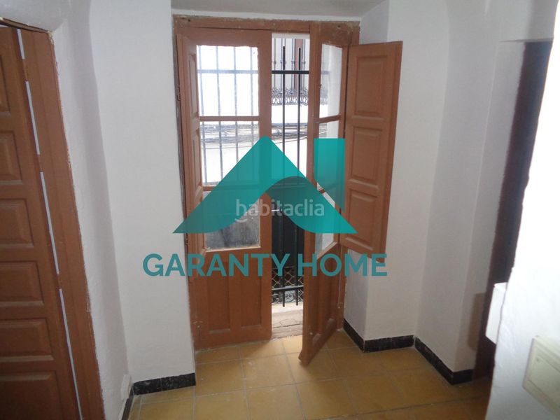 Foto f529006e-fa82-495a-a16e-b9029a02ec20. Casa se vende vivienda y local en zona pintores plaza mayor en Cáceres
