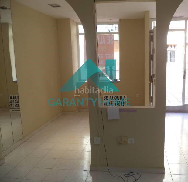 Foto 405d8876-7475-48d1-ad6f-4ba7c2dea3eb. Alquiler local comercial se alquila local comercial en zona san pedro de alcántara, ! en Cáceres