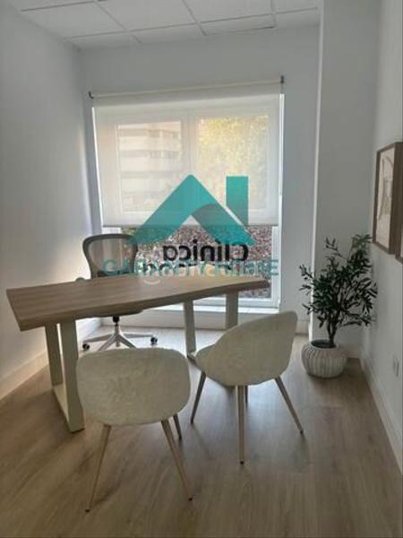 Foto de0151c9-1e4a-4f7e-8be6-b773de143fc3. Alquiler oficina se alquila oficina en el centro solo profesionales sanitarios en Cáceres