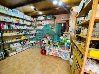 Local commercial à Centro. Se alquila local reformado en pleno centro de cáceres!