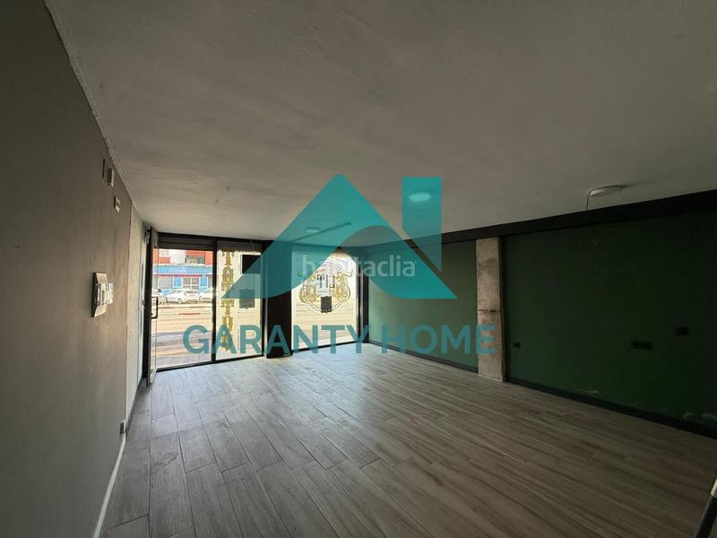 Foto bb6a5737-d629-4fce-b357-906ba31c3803. Alquiler local comercial se alquila local comercial en zona hernán cortés en Cáceres