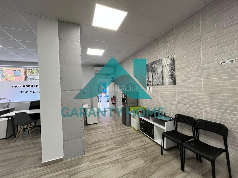 Foto e7cf9dd5-88fb-49e0-a717-2dbacf13fc51. Alquiler local comercial se alquila local comercial nuevo totalmente equipado para coworking en Cáceres