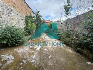 House in Sierra de Fuentes. Casa en venta en el centro de sierra de fuentes con patio y coch