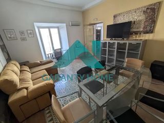 Rent Apartment in Casco Antiguo. Apartamento reformado en plaza mayor