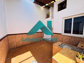 Rent Apartment in Casco Antiguo. Se alquila bajo con patio en obispo galarza!