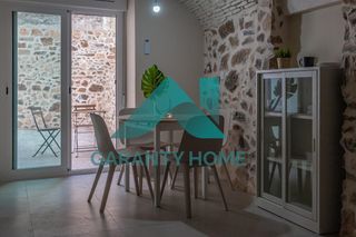 Miete Appartement in Casco Antiguo. Se alquila apartamento reformado con patio privado en casco anti