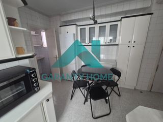 Affitto Appartamento in Centro. Se alquila amplio piso en el centro, junto a cánovas!