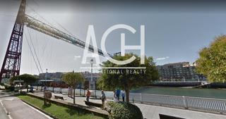 Pis  N/a. Vivienda de 215m2, con terraza y dos parcelas de garaje y traste