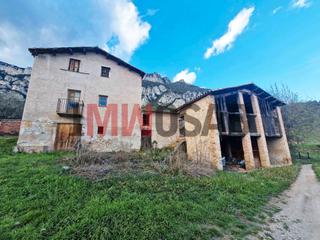 Mas à Berga. Encantadora masía de piedra con 20 ha en venta en berga – gran o