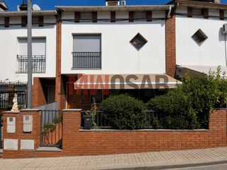 Reihenhaus  Carrer vallespir. Casa unifamiliar con 4 habitaciones, amplio garaje y terraza en