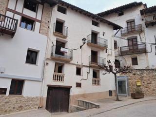 Casa aparellada en Pearroya de Tastavins. Pearroya de tastavins.- casa esquinera situada en la plaza de e