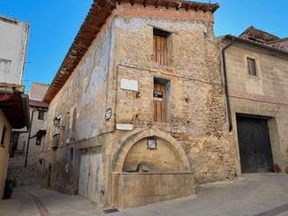 Casa aparellada a Ráfales. Casa esquinera para rehabilitar