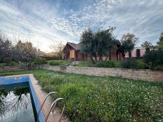 Xalet  Carrer nou. Casa con jardín y piscina