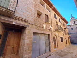 Casa aparellada  Calle la parra 8. Valjunquera-casa con terraza y patio