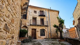 Casa aparellada  Calle collado 8. Casa señorial en el centro con terraza y patio