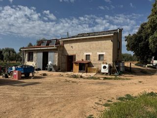 Landgut in N/a. Finca rústica con masico autosuficiente