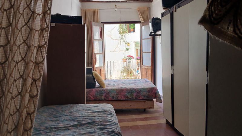Foto f0db8978-c068-455c-bbd6-700eb297bed7. Casa pareada en calle las rocas 4 la codoñera-casa de pueblo a reformar en Codoñera (La)