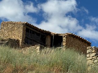 Masia  Calle capdevila 34. Fórnoles- antiguo corral para rehabilitar