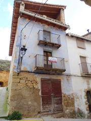 Casa adossada a Valderrobres. Valderrobres – casa en el casco histórico para reformar