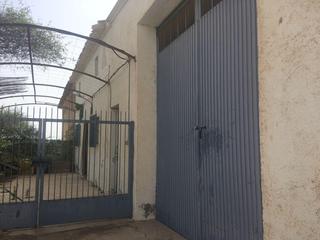Bauernhof en La Hoya. Terreno con casa  y naves