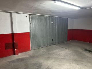 Rent Car parking in San Mateo. Plaza de garaje doble  almacén, amplio y cerrada, muy céntrica